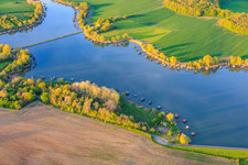 Pont sur le lac Étang du Welschhof à Puttelange-aux-Lacs dans le département Moselle, France