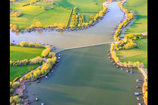 Pont sur le lac Étang du Welschhof à Puttelange-aux-Lacs dans le département Moselle, France