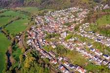 Vue de la ville depuis l'est avec l'église du Sacré-Cœur (église catholique). à le quartier Bierbach in Blieskastel dans le département Sarre, Allemagne