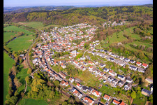 Vue de la ville depuis l'est avec l'église du Sacré-Cœur (église catholique). à le quartier Bierbach in Blieskastel dans le département Sarre, Allemagne