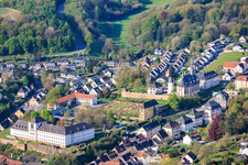 Colline du château avec orangerie, église Sainte-Anne et Saint-Philippe (église du château), école primaire municipale de Kirchberg-Schlossberg Blieskastel - annexe et centre de formation pour adultes du district de Saarpfalz dans le château à Blieskastel dans le département Sarre, Allemagne