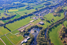 Cours de la rivière Blies dans la réserve naturelle près du musée romain Bliesbruck à Bliesbruck dans le département Moselle, France