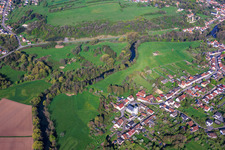 Cours de la rivière Blies à la frontière franco-allemande et église Saint-Martin Habkirchen à le quartier Habkirchen in Mandelbachtal dans le département Sarre, Allemagne