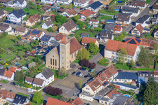 Place du marché avec l'église paroissiale Saint-Joseph à le quartier Sitterswald in Kleinblittersdorf dans le département Sarre, Allemagne