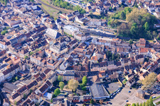 Place du marché et église Saint-Nicolas à Saargemünd dans le département Moselle, France