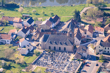 Église et cimetière sur les rives de la Sarre à Sarreinsming dans le département Moselle, France