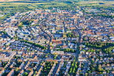 Vue de la ville depuis le nord à Landau in der Pfalz dans le département Rhénanie-Palatinat, Allemagne