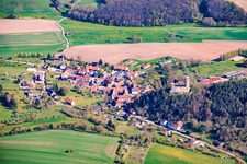 Vue du village depuis le sud avec les ruines du château Ehrenstein à le quartier Ehrenstein in Stadtilm dans le département Thuringe, Allemagne