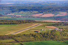 Piste et tour de l'aéroport de Jena - Schöngleina vue du sud à Schöngleina dans le département Thuringe, Allemagne