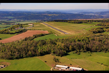 Piste de l'aéroport de Jena - Schöngleina depuis le nord-est à Schöngleina dans le département Thuringe, Allemagne