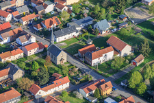 Église du village à Peuschen dans le département Thuringe, Allemagne