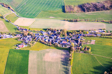 Vue du village depuis le nord, avec son étang rond et l'église Sainte-Maurice. à le quartier Burglemnitz in Remptendorf dans le département Thuringe, Allemagne