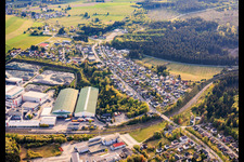 Vue de la ville depuis l'est, montrant Wiegand-Glashüttenwerke GmbH et Bayerische Flaschen-Glashüttenwerke Vertriebs-GmbH. à Steinbach am Wald dans le département Bavière, Allemagne