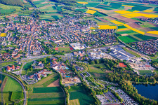 Vue de la ville thermale depuis le nord avec le parc industriel Staffelstein-West et Goebel Porzellan GmbH, ainsi que le parc thermal avec sa scène au bord du lac, Obermain Therme et Schön Klinik Bad Staffelstein à Bad Staffelstein dans le département Bavière, Allemagne
