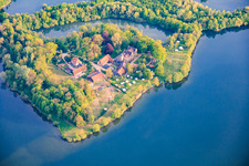 Château d'Oberau au bord du lac Mittelsee et école de voile et de bateau à moteur d'Oberau - Werner Dorbert à Bad Staffelstein dans le département Bavière, Allemagne