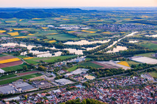 Vue sur la ville au bord du Main avec le parc industriel Zuckergelände, Hafen Zeil GmbH, infire GmbH et MSG Knetzgauer Bucht à Zeil am Main dans le département Bavière, Allemagne