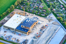 Nouveau chantier de construction de la société Benkert Dachbegrünung GmbH & Co. KG entre Prappacher Straße et le parc industriel de Godelstatt pour un hall et un immeuble de bureaux à l'association des jardins familiaux de Hassfurt. à le quartier Kleinaugsfeld in Haßfurt dans le département Bavière, Allemagne