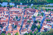 Vieille ville historique sur les rives du Main avec une promenade côté nord à Haßfurt dans le département Bavière, Allemagne