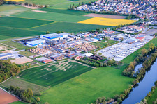 Parc industriel situé sur les rives du Main, avec la scierie Reitz GmbH et la centrale à béton GODELMANN GmbH & Co. KG. à Wonfurt dans le département Bavière, Allemagne