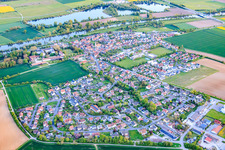 Vue d'ensemble du village depuis le nord, sur les rives de la rivière principale à le quartier Obertheres in Theres dans le département Bavière, Allemagne