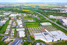 Parc industriel Maintal avec une chaise rouge géante sur le parking de XXXLutz Neubert Schweinfurt et mömax Schweinfurt à le quartier Oberndorf in Schweinfurt dans le département Bavière, Allemagne