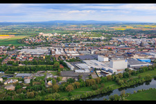 Vue de la ville de l'autre côté du Main, depuis le sud-est, montrant l'usine nord de ZF Friedrichshafen AG. à le quartier Oberndorf in Schweinfurt dans le département Bavière, Allemagne