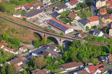 Pont ferroviaire historique à trois arches à Euerdorf dans le département Bavière, Allemagne