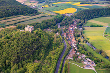 Vue du village de Trimburg dans la vallée de la Saale franconienne, depuis le nord-est. à le quartier Trimberg in Elfershausen dans le département Bavière, Allemagne