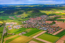 Vue de la ville depuis l'est, de ce côté de l'autoroute A7, avec le pont de la vallée de la Saale. à Elfershausen dans le département Bavière, Allemagne