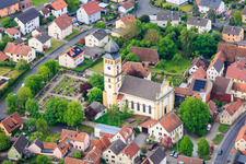 Cimetière et place de l'église avec Saint-Guy à le quartier Langendorf in Elfershausen dans le département Bavière, Allemagne