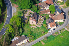Belle chapelle à colombages de la Nativité de Marie et cimetière à le quartier Untereschenbach in Hammelburg dans le département Bavière, Allemagne