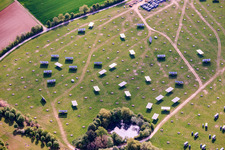 Chantier de démantèlement des systèmes de déplacement des panneaux solaires à suivi solaire du parc solaire de Gut Erlasee à le quartier Büchold in Arnstein dans le département Bavière, Allemagne