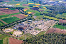 Centrale nucléaire désaffectée Grafenrheinfeld de Preussenelektra GmbH sur les rives du Main, avec stockage de Castor dans le « gymnase » et grande sous-station à Grafenrheinfeld dans le département Bavière, Allemagne