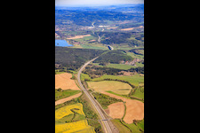 Tracé de l'autoroute A73 vers le nord-est et le réservoir de Ratscher à le quartier Wiedersbach in Auengrund dans le département Thuringe, Allemagne