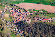 Vue du village depuis le sud avec les ruines du château Ehrenstein à le quartier Ehrenstein in Stadtilm dans le département Thuringe, Allemagne