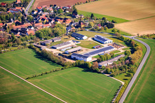 Grande exploitation agricole dans le sud, sur la B85 à le quartier Neckeroda in Blankenhain dans le département Thuringe, Allemagne