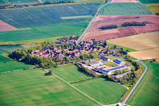 Vue du village depuis l'est, avec une grande ferme au sud sur la route B85. à le quartier Neckeroda in Blankenhain dans le département Thuringe, Allemagne