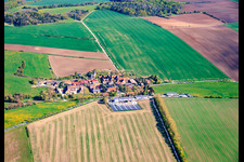 Vue du village depuis l'est, avec une grande ferme au sud sur la route B85. à le quartier Neckeroda in Blankenhain dans le département Thuringe, Allemagne