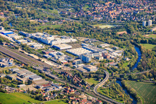 Parc industriel de la Göschwitzer Straße entre les voies ferrées et les rives de la Saale avec JENOPTIK Robot GmbH, JENOPTIK Automatisierungstechnik, Analytik Jena GmbH+Co. KG à le quartier Burgau in Jena dans le département Thuringe, Allemagne