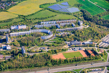 Ensemble de maisons préfabriquées semi-circulaires dans la Carolinenstrasse à le quartier Neulobeda in Jena dans le département Thuringe, Allemagne