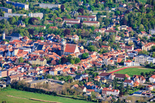 Vue de la ville depuis le nord, avec la place de l'église et l'église Saint-Jean-Baptiste, ainsi que le stade Goethe. à Neustadt an der Orla dans le département Thuringe, Allemagne