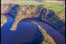 Le réservoir Hohenwarte I vu du nord, avec Drachenufer et le camping de Droschkau à Gössitz dans le département Thuringe, Allemagne