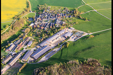 Vue du village depuis le nord avec Agrar GmbH Dorfilm à le quartier Dorfilm in Leutenberg dans le département Thuringe, Allemagne