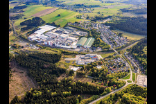 Parc industriel à la gare avec Wiegand-Glashüttenwerke GmbH et Bayerische Flaschen-Glashüttenwerke Vertriebs-GmbH à Steinbach am Wald dans le département Bavière, Allemagne