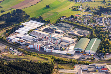 Parc industriel à la gare avec Wiegand-Glashüttenwerke GmbH et Bayerische Flaschen-Glashüttenwerke Vertriebs-GmbH à Steinbach am Wald dans le département Bavière, Allemagne