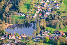 Vue du village avec l'étang du moulin en forme de cœur depuis le nord à le quartier Schierschnitz in Föritztal dans le département Thuringe, Allemagne