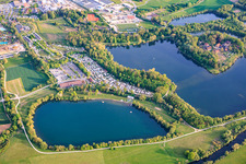 Mainaue près d'Oberau avec la mer Baltique, le lac central, AquaRiese, un camping thermal Bad Staffelstein et le château d'Oberau à Bad Staffelstein dans le département Bavière, Allemagne