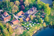 Château d'Oberau au bord du lac Mittelsee et école de voile et de bateau à moteur d'Oberau - Werner Dorbert à Bad Staffelstein dans le département Bavière, Allemagne