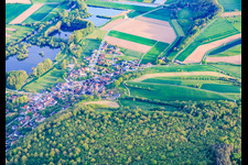 Vue du village depuis le nord avec le Wiesner Wörthsee et le Bergmannsee à le quartier Wiesen in Bad Staffelstein dans le département Bavière, Allemagne