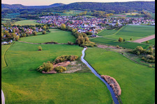 Cours de la rivière Baunach vers le sud-ouest à Reckendorf dans le département Bavière, Allemagne